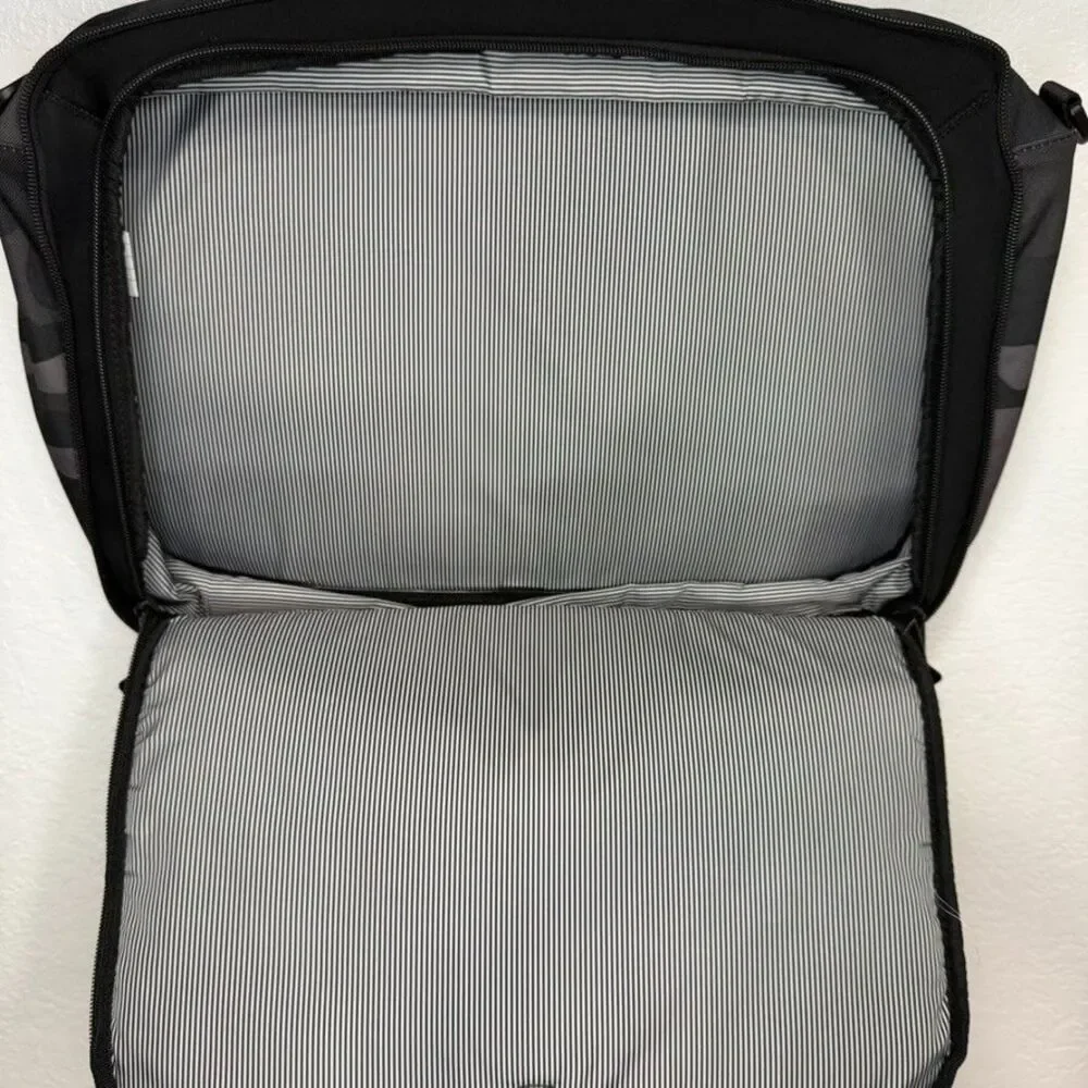 Herschel Supply Large Camo Gibson Messenger Bag 22L Trolley Sleeve Padded Laptop